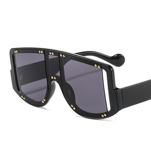 Nouveauté 2021 : Lunettes de soleil de luxe pour femme, design tendance, en plastique, style vintage, rivets colorés, monture monobloc - Product Image 3