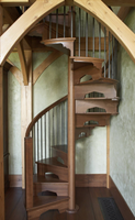 Solution d'escalier courbé sur mesure OEM ODM avec finition en bois dur de qualité supérieure pour maison duplex de luxe, escalier en colimaçon en bois