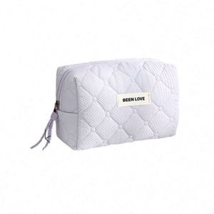 Nouvelle Pochette de Maquillage Imperméable en Polyester Matelassé Personnalisable, Luxe, Volumineuse, pour Voyage et Cadeau, Collection 2024 - Product Image 1
