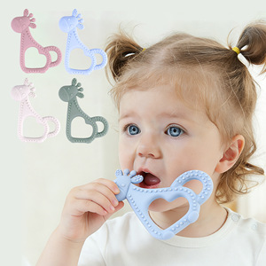 Juguete para la dentición con forma de jirafa, de silicona de grado alimenticio, en forma de corazón, para bebés de 3 meses o más, unisex - Product Image 1