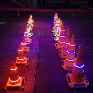 Cône de signalisation routière rétractable solaire de 41 cm, imperméable et réfléchissant, avec bande lumineuse |   Cône de signalisation à commande automatique par la lumière - Product Image 4