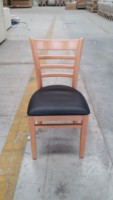 Chaise de Restaurant Moderne en Gros avec Cadre en Bois et Assise Rembourrée en PU pour Usage Commercial (Écoles, Hôtels et Restaurants)