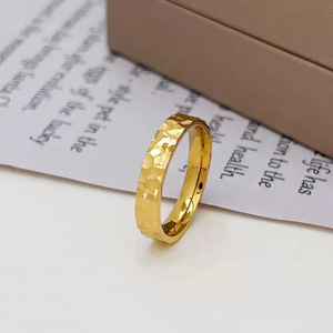 Anelli alla Moda in Acciaio Inossidabile Placcato Oro 18K PVD con Motivo a Ghiaccio Frantumato e Texture Martellata a Mano - Product Image 5