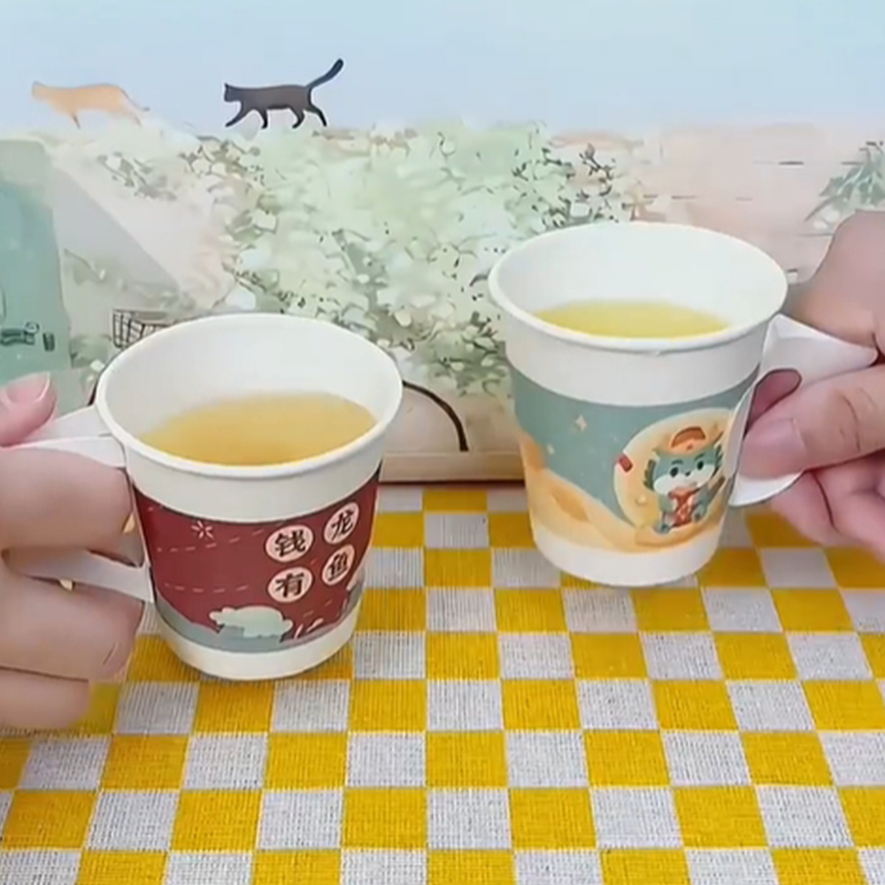 Tasse de papier avec la poignée