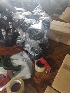 دمبسة سداسية الحديد الزهر عالية الجودة مطلية بالمطاط الأسود صديقة للبيئة مصممة خصيصًا للأوزان الحرة للصالات الرياضية - Product Image 5