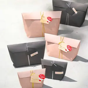 Sac en papier kraft en forme de bout sac avec design et logo personnalisés avec élastiques sac d'étiquettes d'estampage en or pour cadeau