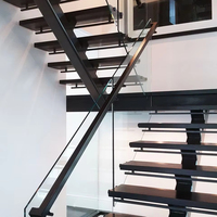 Escalier droit moderne en acier inoxydable durable avec monopoutre en U et garde-corps en verre, fabriqué à Foshan, pour appartement en bois écologique