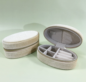 Boîte en velours blanc crème faite à la main haut de gamme avec paillettes, fermeture magnétique dorée, plusieurs compartiments, doublure en velours, petite forme ovale, élégante - Product Image 1