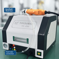 Machine à riveter automatique portative avec système d'alimentation pour l'assemblage de quincaillerie, de meubles, d'appareils électroménagers et de métaux
