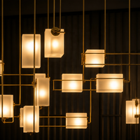 Lustre contemporain Senfey sur mesure avec abat-jour en verre LED, cadre en laiton, hauteur réglable, suspension multiple