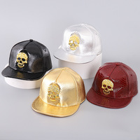 Gorra de béisbol de 6 paneles con visera plana, ajustable, con bordado a máquina de calavera, estilo Hip Hop, con placa de PU ligera y diseño de moneda, en stock