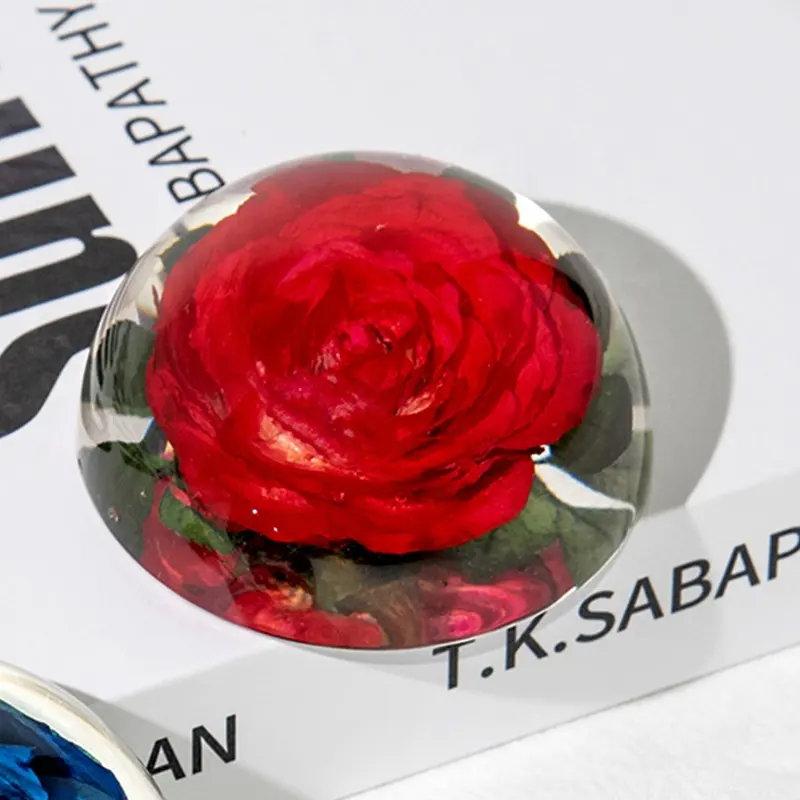 Flores secas resina artesanato 68mm diâmetro cúpula meia-bola forma logotipo personalizado natural secas rosas vermelhas claro resina epóxi paperweight