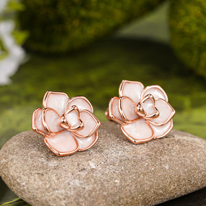 Eleganti Orecchini a Perno con Fiore di Gardenia per Donne, Gioielli Floreali Freschi per Uso Quotidiano - Product Image 2