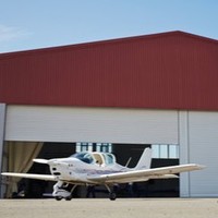 Hangar moderne à grande portée en structure métallique, hangar préfabriqué en métal pour avions, bâtiment en acier pour le stockage d'avions à l'aéroport