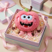 Kussens van zacht pluche materiaal, roze kwaadaardige appel, op maat gemaakte harige pluche knuffelkussens voor bed, bank en huisdecoratie.
