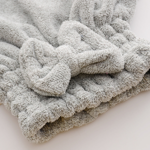 <span class=keywords><strong>Serviette</strong></span> <span class=keywords><strong>de</strong></span> <span class=keywords><strong>cheveux</strong></span> en <span class=keywords><strong>fibre</strong></span> <span class=keywords><strong>de</strong></span> <span class=keywords><strong>bambou</strong></span> charbon <span class=keywords><strong>de</strong></span> bois personnalisée, économique, écologique, hypoallergénique, séchage rapide, légère, absorbante et douce - Product Image 5