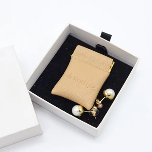 Pochette de luxe en cuir pour bijoux avec logo personnalisé en relief, fermeture magnétique et rabat en cuir pour bagues et boucles d'oreilles - Product Image 6
