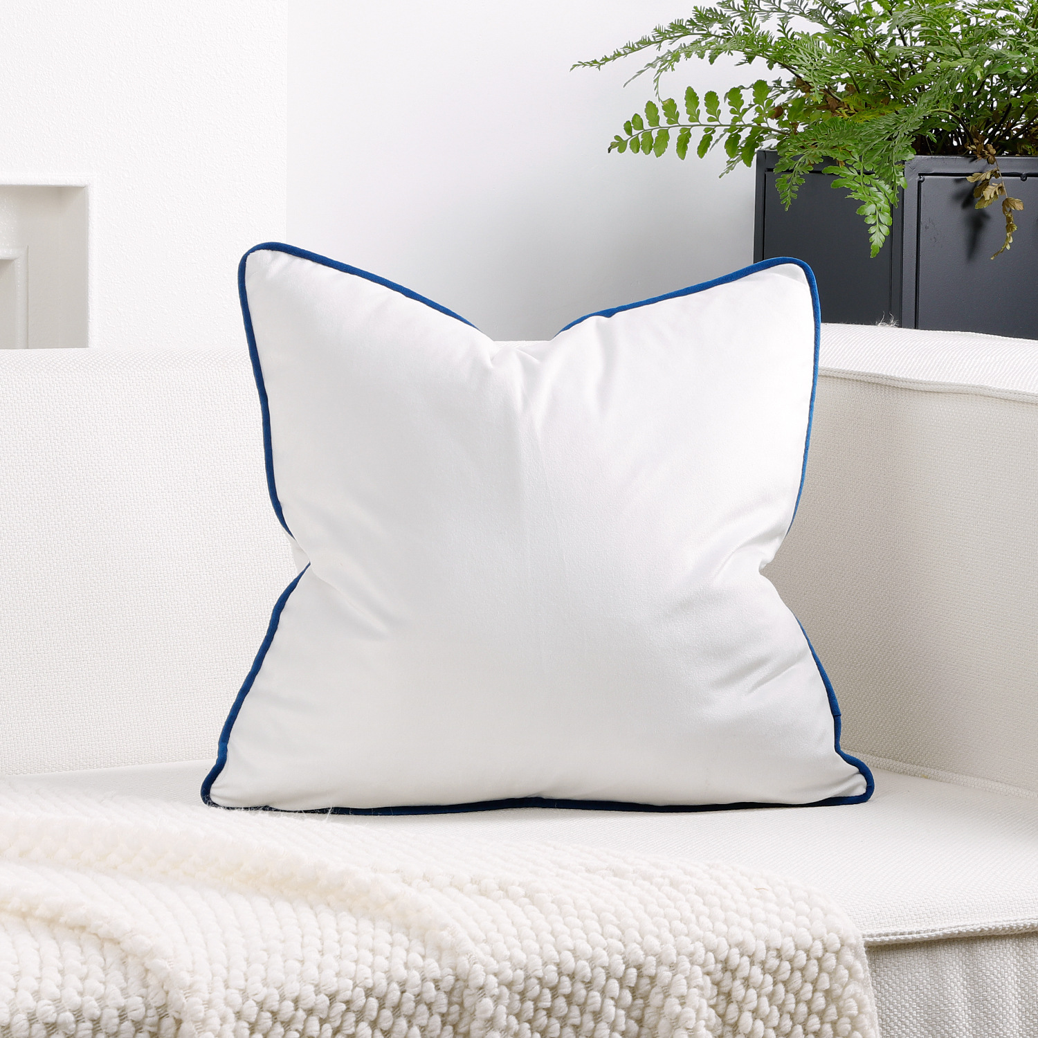 Bordure contrastée passepoilée blanche et bleue