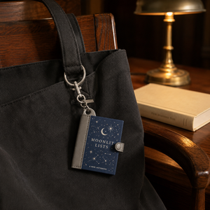 Carnet A7 personnalisé LABON avec couverture marine, motif constellation lune et étoiles, dos en cuir, fermeture <span class=keywords><strong>à</strong></span> pression et clip mousqueton argenté - Product Image 3
