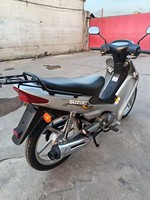 Une moto Suzuki 110cc à transmission automatique, capable de transporter du fret. Le meilleur choix pour la conduite quotidienne, maniabilité aisée.