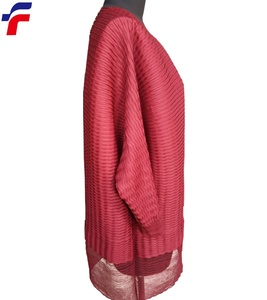 Robes pour femmes en tricot de polyester rouge poppy, plissées et froissées, à manches longues - Product Image 2