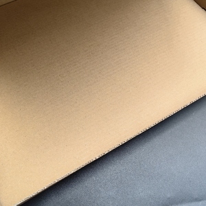 Boîte en carton ondulé recyclable format A4 personnalisée avec impression d'étiquettes en feuille d'or et gaufrage pour cadres de dessins, livres, vêtements, envois postaux - Product Image 4