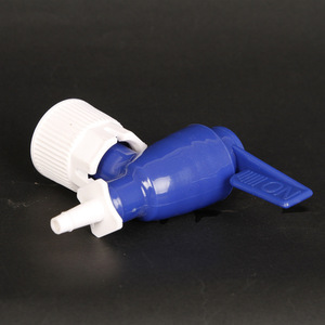 Bouteille en plastique avec bec verseur et bouchon à vis 2L pour le camping, utilisation extérieure - Product Image 3