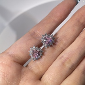 Pendientes de Botón Clásicos y Elegantes de Tianyu Gems para Mujer, Hechos de Latón Chapado en Oro con Circonita Cúbica Rosa en Forma de Corazón - Product Image 1