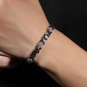 Bracciale UWIN 2025 con Cuori Diamantati Stampati, Bracciale a Catena XO con Cuori e Baci Placcato Oro 18K - Product Image 4