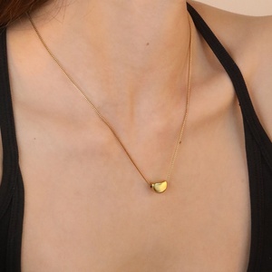 Collier pendentif cœur plaqué or 18 carats pour femme, en acier inoxydable, lisse, romantique, bijou de mode pour anniversaires - Product Image 3