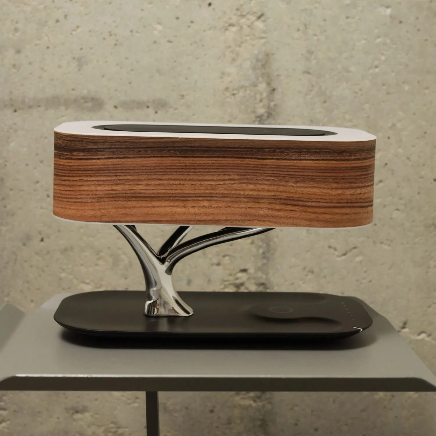प्राकृतिक लकड़ी और मिश्र धातु स्मार्ट घर एलईडी टेबल लैंप वायरलेस चार्ज डेस्क दीपक के साथ बीटी स्पीकर 10W पेड़ दीपक संगीत रात को प्रकाश
