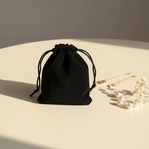 Bolsa de Terciopelo Negra Personalizada al por Mayor con Cordón y Logotipo Impreso, 7x9cm, Contenedor Portátil para Joyas - Product Image 1