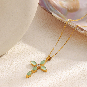 Kalung liontin batu permata Aventurine hijau, perhiasan liontin salib dari baja tahan karat berlapis emas - Product Image 5