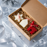 Set Regalo di Candele Profumate Natalizie 3 Pezzi in Cera di Soia: Pera Inglese, Fresia, Abete Verde, Bacche Rosse 23x12x5cm - Vendita all'Ingrosso