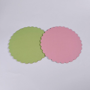 Plateau à gâteau rond à bords festonnés en carton, qualité alimentaire, jetable, vert et rose - Product Image 4