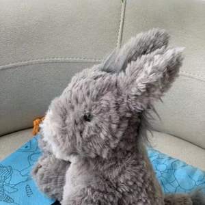 Bestseller LinKong 23CM Welliger Esel Plüschtier Niedliches Graues Lockiges Spielzeug Lustiges Geschenk für Männer und Frauen zum Valentinstag - Product Image 5