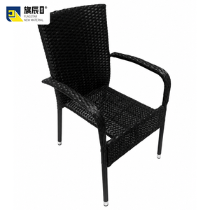 Fauteuil d'extérieur <span class=keywords><strong>en</strong></span> résine tressée imitation rotin <span class=keywords><strong>noir</strong></span> avec pieds <span class=keywords><strong>en</strong></span> métal et embouts argentés pour terrasse et jardin - Product Image 1
