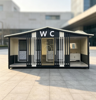 Toilettes publiques portables écologiques et durables avec toit à pignon et façade en panneaux sandwich pour parcs, sites ruraux et extérieurs