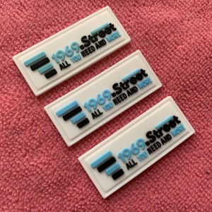 Thiết kế lạ mắt logo thương hiệu cao su PVC nhãn, khâu trên nhãn cao su cho trẻ em quần áo - Product Image 1