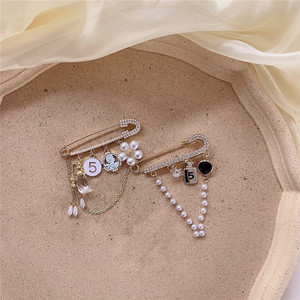 Broche de style Ins haut de gamme broche personnalisée et polyvalente broche perle strass pull corniche accessoire pour femme - Product Image 4