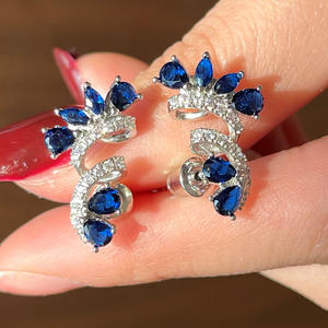 Orecchini a lobo romantici in argento 925 placcato oro bianco con zaffiro taglio a cuore e diamanti incastonati a griffe per gioielli da sposa da donna - Product Image 4