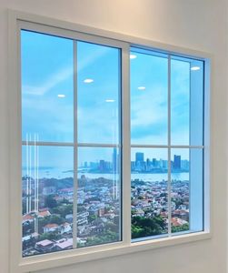 หน้าต่างบานเลื่อนเดี่ยว UPVC 82 พร้อมดีไซน์ตะแกรง  หน้าต่างห้องน้ำแบบเดี่ยว PVC  ฉนวนกันความร้อนทันสมัย - Product Image 1