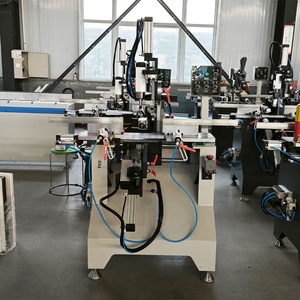 Fraiseuse <span class=keywords><strong>double</strong></span> tête pour profilés <span class=keywords><strong>PVC</strong></span> et aluminium, pour rainures de fenêtre et trous de serrure, avec fonction de perçage et de fraisage automatique sur trois axes - Product Image 2