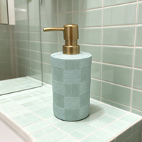 Ensemble de salle de bain quatre pièces en résine : bouteilles à pompe rechargeables, porte-brosse WC, style géométrique minimaliste pour maison et hôtel