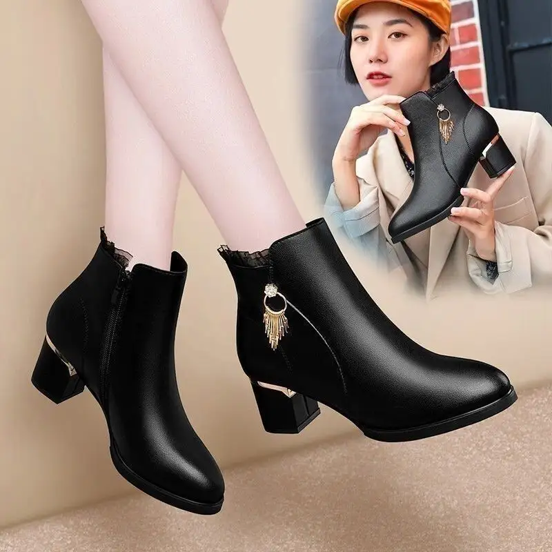 Stivali da donna 2023 tacchi addensati in pelle stivali eleganti di moda rotondi scarpe da donna stivali invernali caldi spessi di colore nero per le donne