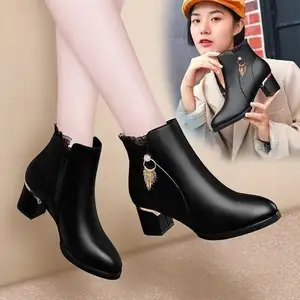 Bottes pour femmes 2023 talons épais en cuir rond mode bottes élégantes pour femmes chaussures de couleur noire bottes d'hiver épaisses et chaudes pour femmes