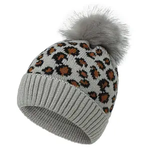 Moda Retro mulher 100% Acrílico Beanie Chapéu da Cópia do Leopardo da pele Do Falso destacável bola pompom Inverno Quente Dobra Gorro Manguito