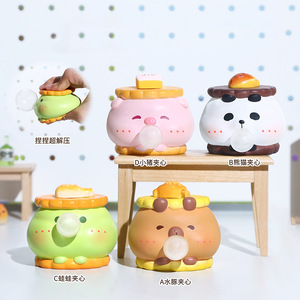 Nouveau jouet souple en vinyle en forme de biscuit sandwich, animal mignon anti-stress, jouet à presser unique, décoration de bureau, cadeau, vente en gros - Product Image 1