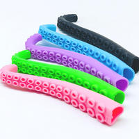 En stock Jouets pour chats pas chers en plastique TPR Tentacules de pieuvre lumineux Marionnette à doigt Pieuvre Marionnette à doigt Jouets pour enfants