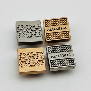Botones a Presión Cuadrados de Lujo para Thobe Qatarí, Diseño Geométrico 3D - Cierres de Esmalte Dorado Resistentes para el Prestigioso Thobe Qatarí - Product Image 1